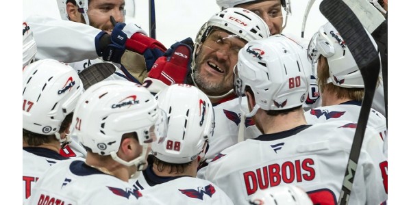 Alexander Ovechkin marque contre un gardien différent Alexander Ovechkin marque contre un gardien différent